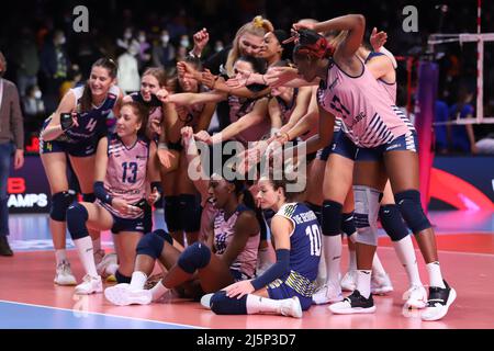 ANKARA, TÜRKEI - 18. DEZEMBER 2021: Imoco Volley Conegliano Spieler feiern den Sieg von Itambe Minas Halbfinale des FIVB Volleyball Frauenclubs Stockfoto