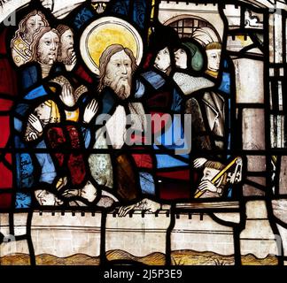 Mittelalterliche Glasmalerei, die den Heiligen Andreas vor dem Gefängnis in der Legende von St. Andrew und St. Matthew, St. Andrew's Church, Greystoke, Cumbria, Großbritannien, darstellt Stockfoto