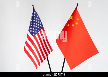 Staatsflaggen von Amerika und China auf weißem Hintergrund.Kooperation Business Konflikt Sanktionen Konzept Stockfoto