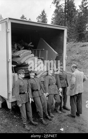 Dreharbeiten zum Film „Hannibal Brooks“ vor Ort in Vorarlberg. Requisiten. [Automatisierte Übersetzung] Stockfoto