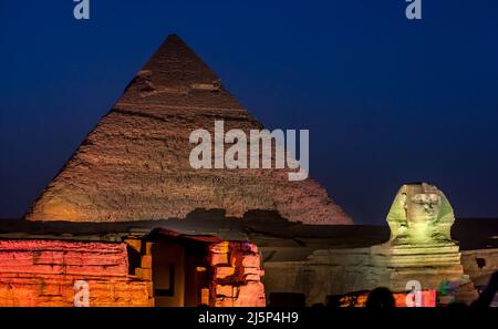 Die Pyramide von Khepre und die große Sphinx beleuchtet während der Pyramids Sound & Light Show auf dem Gizeh-Hochplateau in Kairo in Ägypten. Stockfoto