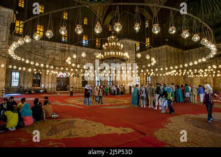 Das Innere der Moschee von Muhammad Ali an der Zitadelle von Kairo (Zitadelle von Salah Al-DIN) in Kairo, Ägypten. Stockfoto