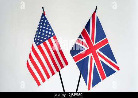 Staatsflaggen der Vereinigten Staaten von Amerika und des Vereinigten Königreichs auf weißem Hintergrund. Flaggen der USA und des Vereinigten Königreichs Stockfoto
