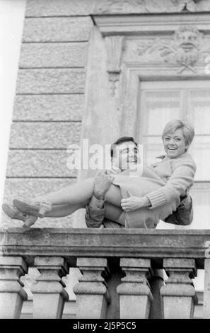 Rita Pavone und ihr Mann Teddy Reno während ihrer Hochzeitsreise in München. Auf dem Schoß von Nymphenburg. [Automatisierte Übersetzung] Stockfoto