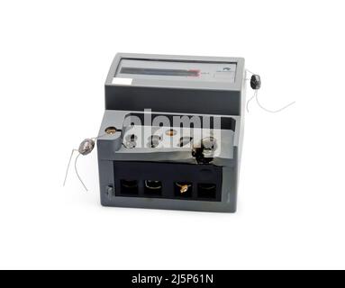 Beschädigter Stromzähler. Geschmolzener Anschluss. Nahaufnahme. Isoliert auf weißem Hintergrund. Stockfoto