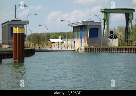 Dorheb, Deutschland. 24.. April 2022. Links das Tor der kleinen Schleusenkammer, Blick vom Oberwasser, rechts das Hubtor der großen Schleusenkammer, Dorsten Schleusengruppe am Wesel Datteln Kanal, 24.. April 2022. Kredit: dpa/Alamy Live Nachrichten Stockfoto