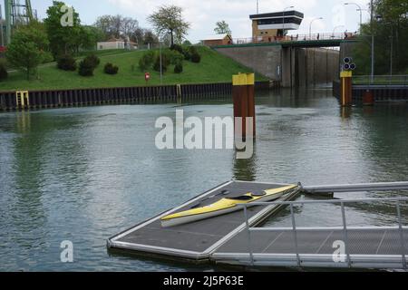 Dorheb, Deutschland. 24. April 2022. Das Ziel der kleinen Schleusenkammer der Schleusengruppe Dorsten wird geöffnet, Kontrollstand, Turm, Blick von der Unterwasser, Dorsten Schleusengruppe am Wesel Datteln Kanal, 24.. April 2022. Kredit: dpa/Alamy Live Nachrichten Stockfoto