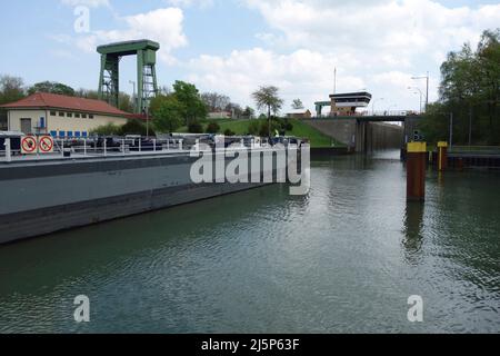 Dorheb, Deutschland. 24. April 2022. Der Tanker BLIEK fährt in die kleine Schleusenkammer, Blick von unter Wasser, im Hintergrund die Pumpstation und das Hubtor der großen Schleusenkammer, der Kontrollstand, Dorsten Schleusengruppe am Wesel Datteln Kanal, 24. April 2022. â Credit: dpa/Alamy Live News Stockfoto