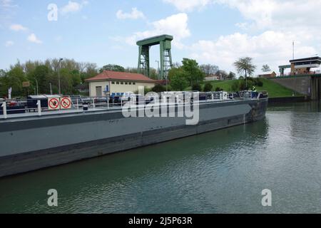 Dorheb, Deutschland. 24. April 2022. Der Tanker BLIEK fährt in die kleine Schleusenkammer, Blick von unter Wasser, im Hintergrund die Pumpstation und das Hubtor der großen Schleusenkammer, der Kontrollstand, Dorsten Schleusengruppe am Wesel Datteln Kanal, 24. April 2022. â Credit: dpa/Alamy Live News Stockfoto