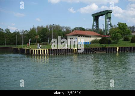 Dorheb, Deutschland. 24. April 2022. Blick unter Wasser auf das Pumpwerk der Schleuse Dorsten, im Hintergrund das Hubtor der großen Schleusenkammer, Schleusengruppe Dorsten am Wesel-Datteln-Kanal, 24.. April 2022. ¬ Credit: dpa/Alamy Live News Stockfoto