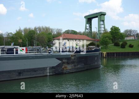 Dorheb, Deutschland. 24. April 2022. Der Tanker BLIEK fährt in die kleine Schleusenkammer, Blick von unter Wasser, im Hintergrund die Pumpstation und das Hubtor der großen Schleusenkammer, Dorsten Schleusengruppe am Wesel Datteln Kanal, 24.. April 2022. Kredit: dpa/Alamy Live Nachrichten Stockfoto