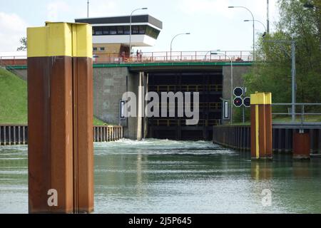 Dorheb, Deutschland. 24. April 2022. Blick von der Unterwasser auf das Tor der kleinen Schleusenkammer der Dorsten Schleusengruppe, Kontrollstand, Turm, Dorsten Schleusengruppe am Wesel Datteln Kanal, 24. April 2022. â Credit: dpa/Alamy Live News Stockfoto