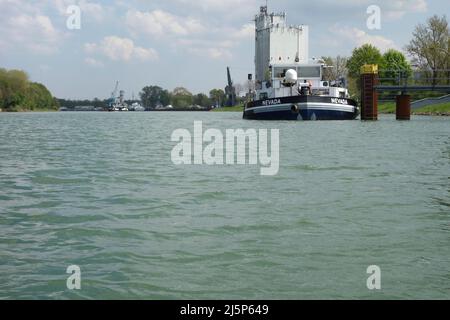 Dorheb, Deutschland. 24. April 2022. Der Kanalhafen von Dorsten Industriehafen, Hochlager, im Vordergrund das Frachtschiff Nevada, Dorsten Schleusengruppe auf dem Wesel Datteln Kanal, 24. April 2022. Kredit: dpa/Alamy Live Nachrichten Stockfoto