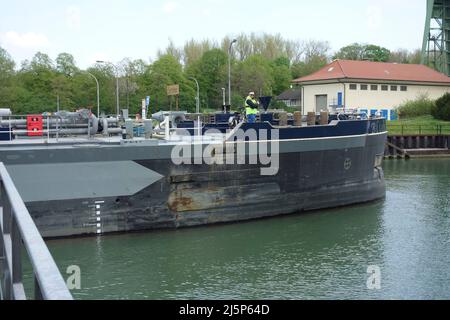 Dorheb, Deutschland. 24. April 2022. Der Tanker BLIEK fährt in die kleine Schleusenkammer, Blick unter Wasser, Dorsten Schleusengruppe auf dem Wesel Datteln Kanal, 24. April 2022. Kredit: dpa/Alamy Live Nachrichten Stockfoto