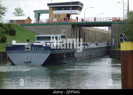 Dorheb, Deutschland. 24. April 2022. Der Tanker BLIEK tritt in die kleine Schleusenkammer ein, Blick unter Wasser, die Ruderstation im Hintergrund, Dorsten Schleusengruppe am Wesel Datteln Kanal, 24. April 2022. â Credit: dpa/Alamy Live News Stockfoto