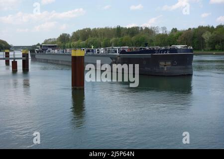 Dorheb, Deutschland. 24. April 2022. Der Tanker BLIEK fährt in die kleine Schleusenkammer, Blick unter Wasser, Dorstenschleusengruppe am Wesel Datteln Kanal, 24. April 2022. â Credit: dpa/Alamy Live News Stockfoto