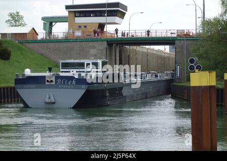 Dorheb, Deutschland. 24. April 2022. Der Tanker BLIEK tritt in die kleine Schleusenkammer ein, Blick unter Wasser, die Ruderstation im Hintergrund, Dorsten Schleusengruppe am Wesel Datteln Kanal, 24. April 2022. â Credit: dpa/Alamy Live News Stockfoto