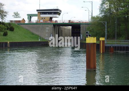 Dorheb, Deutschland. 24. April 2022. Das Ziel der kleinen Schleusenkammer der Schleusengruppe Dorsten wird geöffnet, Kontrollstand, Turm, Blick von der Unterwasser, Dorsten Schleusengruppe am Wesel Datteln Kanal, 24.. April 2022. Kredit: dpa/Alamy Live Nachrichten Stockfoto