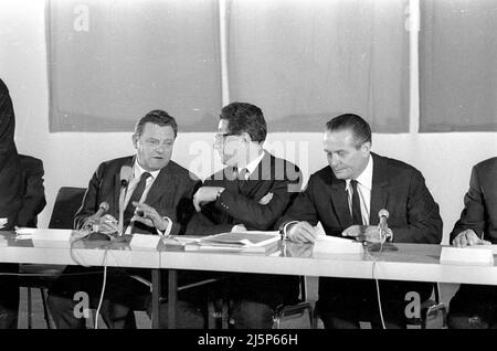 Treffen und Pressekonferenz der Jury zur Entscheidung über den Architekturwettbewerb für die Münchner Olympiagebäude in Halle 1 des Ausstellungsparks: Franz Josef Strauß, Hans Jochen Vogel und Willi Daume. [Automatisierte Übersetzung] Stockfoto