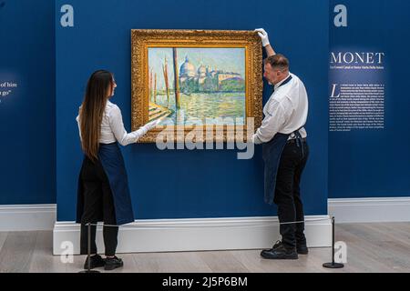 LONDON, GROSSBRITANNIEN. 25 April, 2022 . Claude Monet, Le Grand Canal und Santa Maria della Salute, 1908. Geschätzt in der Region von $50 Millionen. Vorschau auf Meisterwerke von Monet & Picasso in der Sotheby's New Bond Street vom bevorstehenden New York Modern Evening Sale. Der Verkauf findet am 17. Mai statt Credit: amer ghazzal/Alamy Live News Stockfoto