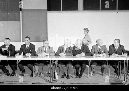 Treffen und Pressekonferenz der Jury zur Entscheidung über den Architekturwettbewerb für die Münchner Olympiagebäude in Halle 1 des Ausstellungsparks. Auf der linken Seite Willi Daume. [Automatisierte Übersetzung] Stockfoto