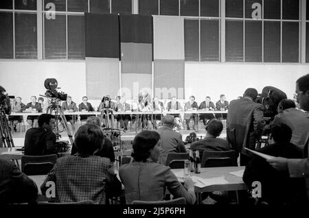 Treffen und Pressekonferenz der Jury zur Entscheidung über den Architekturwettbewerb für die Münchner Olympiabauten in Halle 1 des Ausstellungsparks. [Automatisierte Übersetzung] Stockfoto