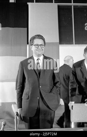 Treffen und Pressekonferenz der Jury zur Entscheidung über den Architekturwettbewerb für die Münchner Olympiagebäude in Halle 1 des Ausstellungsparks: Hans Jochen Vogel. [Automatisierte Übersetzung] Stockfoto