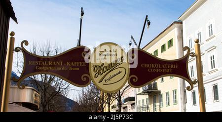 Vintage-Schild des beliebten österreichischen Cafe Zauner. Bad Ischl, Oberösterreich. 03. März 2022 Stockfoto