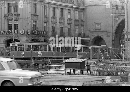 Bau der U-Bahn in München, hier am Stachus. Das Bild zeigt den Karlstor. [Automatisierte Übersetzung] Stockfoto