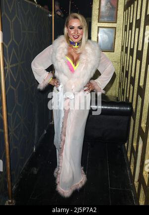 London, Großbritannien. 23. April 2022. Claire Sweeney hat Backstage bei der Cabaret All Stars Show in London gesehen. Kredit: SOPA Images Limited/Alamy Live Nachrichten Stockfoto
