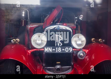 Alter Feuerwehrwagen in Almeida hinter dem Fenster Stockfoto