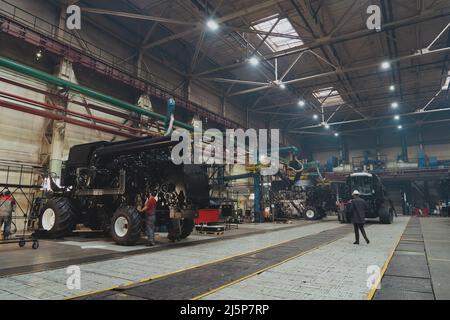 Große industrielle Werkstatt mit Traktoren, Mähdrescher in landwirtschaftlichen Maschinen Produktionsfabrik. Stockfoto