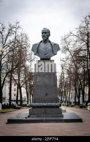 Minsk, Weißrussland, 04.11.21. Denkmal Felix Dserschinski in Minsk, Bronzebüste eines bolschewistischen Revolutionärs und Beamten. Stockfoto