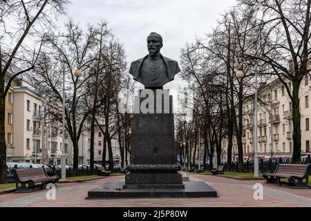 Minsk, Weißrussland, 04.11.21. Denkmal Felix Dserschinski in Minsk, Bronzebüste eines bolschewistischen Revolutionärs und Beamten. Stockfoto