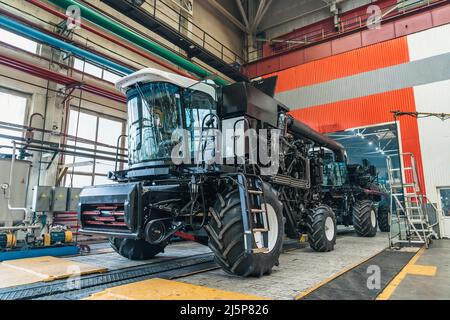 Landwirtschaftliche Mähdrescher im Prozess der Montage auf der Förderlinie in der Fabrik. Stockfoto