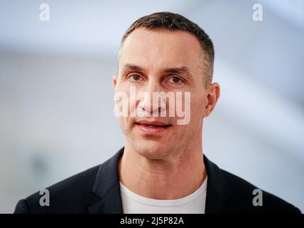 Berlin, Deutschland. 01. April 2022. Ehemaliger Boxweltmeister Wladimir Klitschko am Rande seines Besuchs in Berlin bei Treffen mit mehreren deutschen Ministern. Wladimir Klitschko hat erneut ein Comeback in das Gespräch gebracht. Quelle: Kay Nietfeld/dpa/Alamy Live News Stockfoto