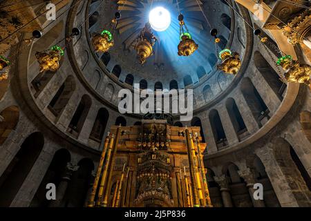 Der Sonnenstrahl bricht durch die Decke über dem Grab Jesu in der Grabeskirche in Jerusalem, Israel. Stockfoto