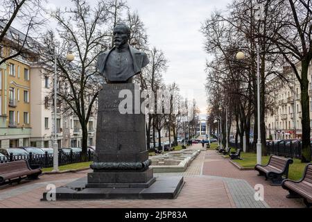 Minsk, Weißrussland, 04.11.21. Denkmal Felix Dserschinski in Minsk, Bronzebüste eines bolschewistischen Revolutionärs und Beamten. Stockfoto