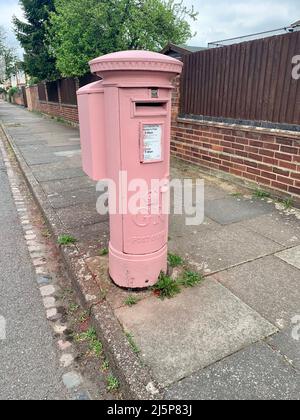 Royal Mail Briefkasten rosa lackiert Stockfoto