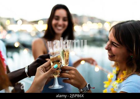 Sommer Lifestyle-Konzept mit jungen multirassischen Menschen jubeln auf Boot-Party Stockfoto