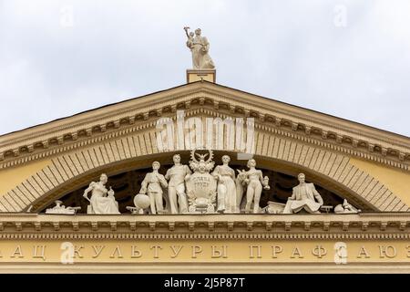 Minsk, Weißrussland, 04.11.21. Giebel im klassischen Stil mit Arbeiterskulpturen, Gebäude des Gewerkschaftspalastes der Kultur. Stockfoto