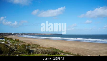 Blick Richtung Norden am Strand entlang nach Filey Town, Filey Bay, Yorkshire Ostküste, Nordengland, Großbritannien Stockfoto