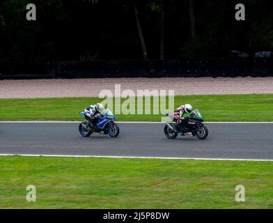 2 Motorradrennen auf dem Oulton Park Circuit, Khetsch, Großbritannien Stockfoto