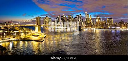 Epische Skyline von New York City Downtown und Brooklyn Bridge Abendansicht, Vereinigte Staaten von Amerika Stockfoto