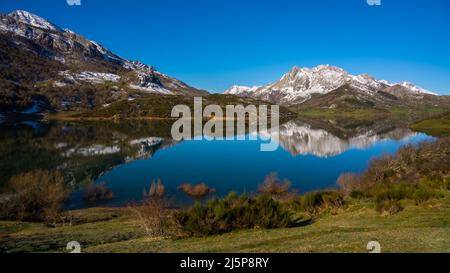 Wintermorgen und Spiegelung der Berge am Stausee Riaño in Spanien Stockfoto
