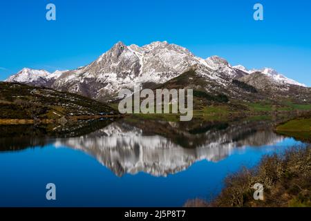 Wintermorgen und Spiegelung der Berge am Stausee Riaño in Spanien Stockfoto