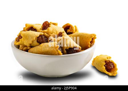 Seitenansicht des Ananas Pie in weißer Keramikschale isoliert auf weißem Hintergrund mit Schneideweg. Stockfoto