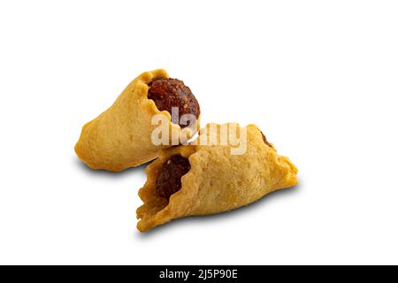 Seitenansicht Nahaufnahme des hausgemachten Ananas-Pie isoliert auf weißem Hintergrund mit Clipping Pfad. Stockfoto