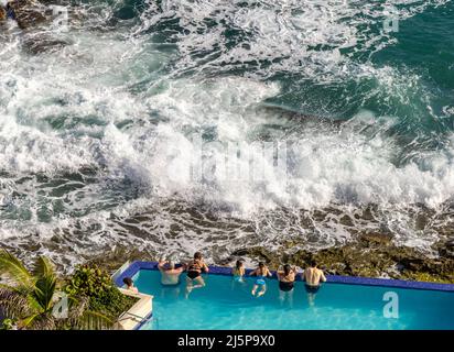 Menschen in einem unendlichen Pool, die das Meer im Condado Vanderbilt Hotel in San Juan beobachten Stockfoto
