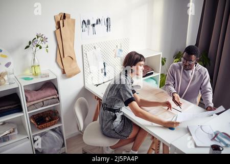 Junge Modedesigner arbeiten an Nähmustern für die kommende lokale Markenkollektion Stockfoto